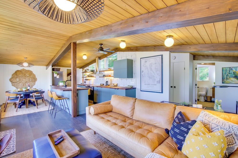 Whidbey Island Oasis: Walk to Beach Hot Tub View — hotel in Freeland
