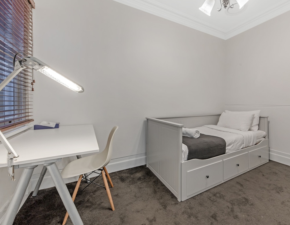 KozyGuru Glebe Cozy 2 Bedroom Stunning Terrace House — 4-Star Luxury Hotel in Sydney, Australia