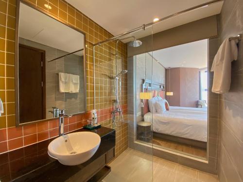 1BR direct seaview 5 mins to the beach infinity pool Apec Mui Ne in Phan Thiet, Vietnam