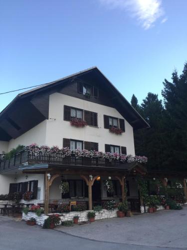 Kmecki Hram 5857748 — Idrija