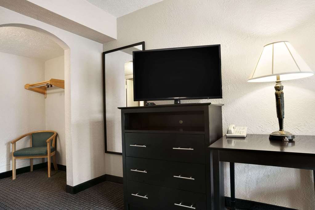 Travelodge By Wyndham Traverse City Mi - photo 6