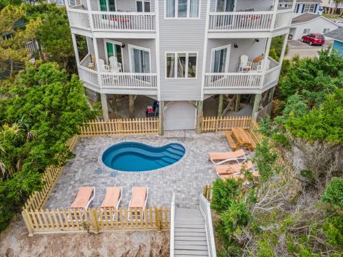 Giant Jim's Beachfront Inn - photo 6