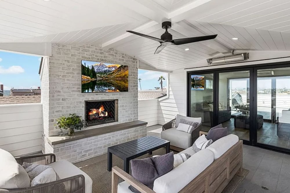 3BR Newport Luxury Rooftop Deck Hottub Parking in Newport Beach, United States