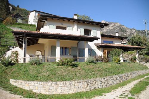 Villetta 56 Blu Yellow and Red Lake view Garden Private Parking by Garda Domus Mea — hotel in Pieve