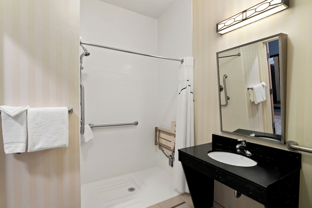 HomeTowne Studios by Red Roof East Lansing Okemos - photo 24