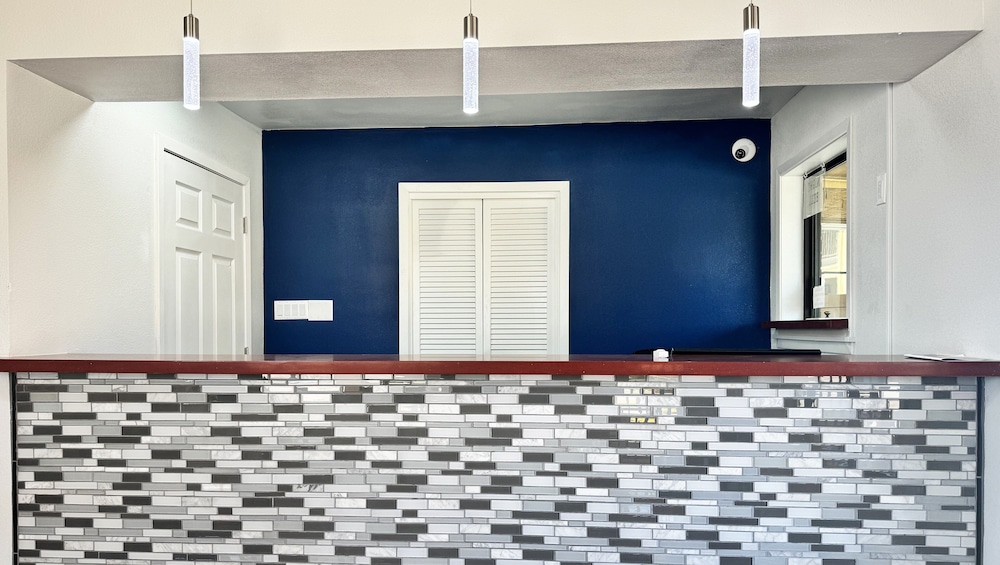 Xecutive Inn and Suites - photo 3