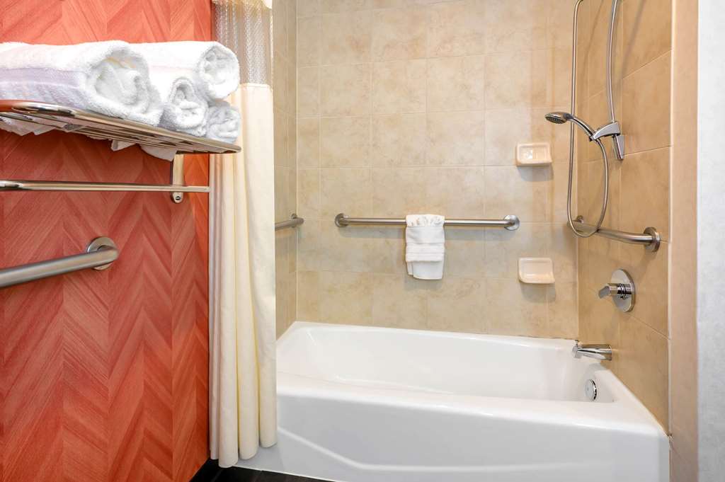 La Quinta Inn & Suites by Wyndham Longview North - photo 12