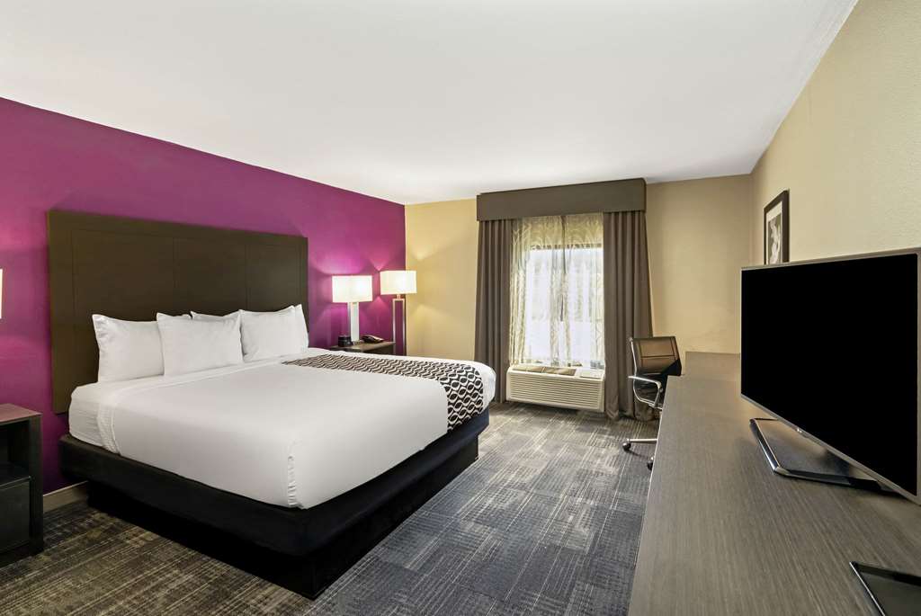 La Quinta Inn & Suites by Wyndham Columbus MS - photo 15