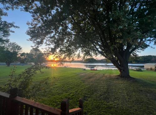 Serene Lakefront Getaway — hotel in Fenton