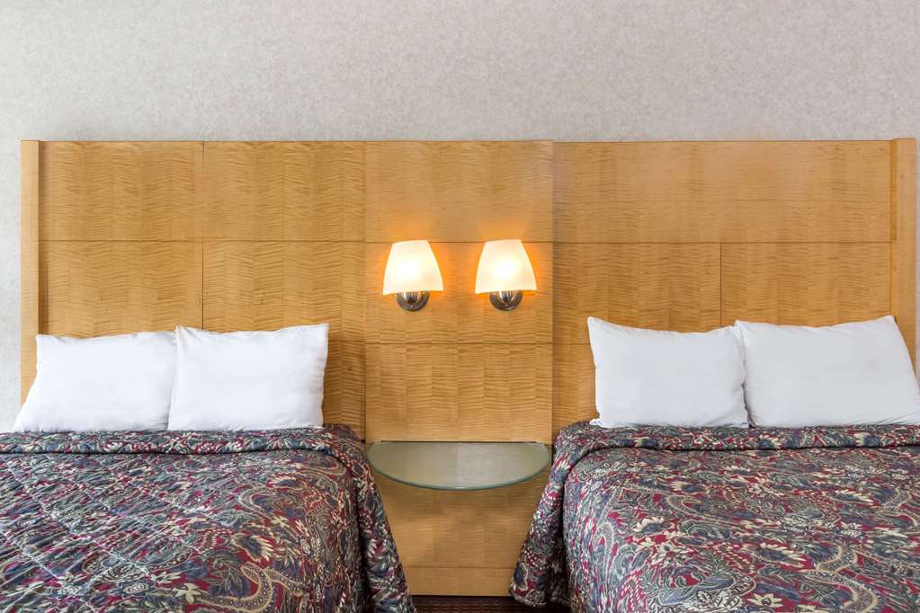 Days Inn by Wyndham Greensboro Airport - photo 11
