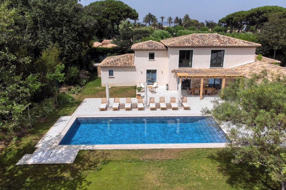 Luxurious Villa Facing the Baie des Canebiers — 4-Star Luxury Hotel in Saint-Tropez, France