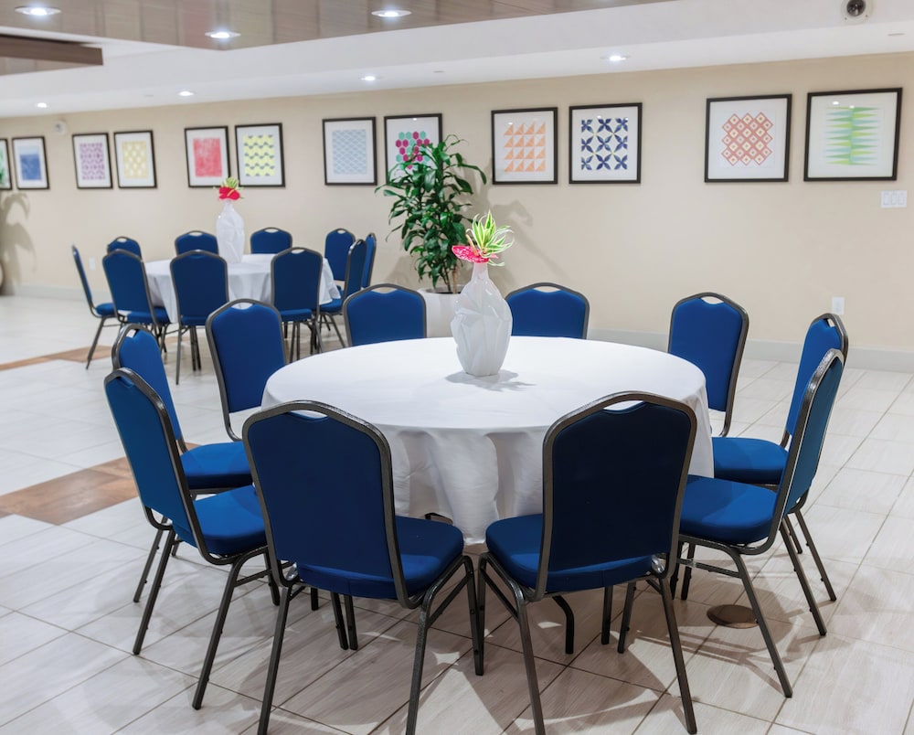 Holiday Inn Express Waikiki by IHG - photo 67