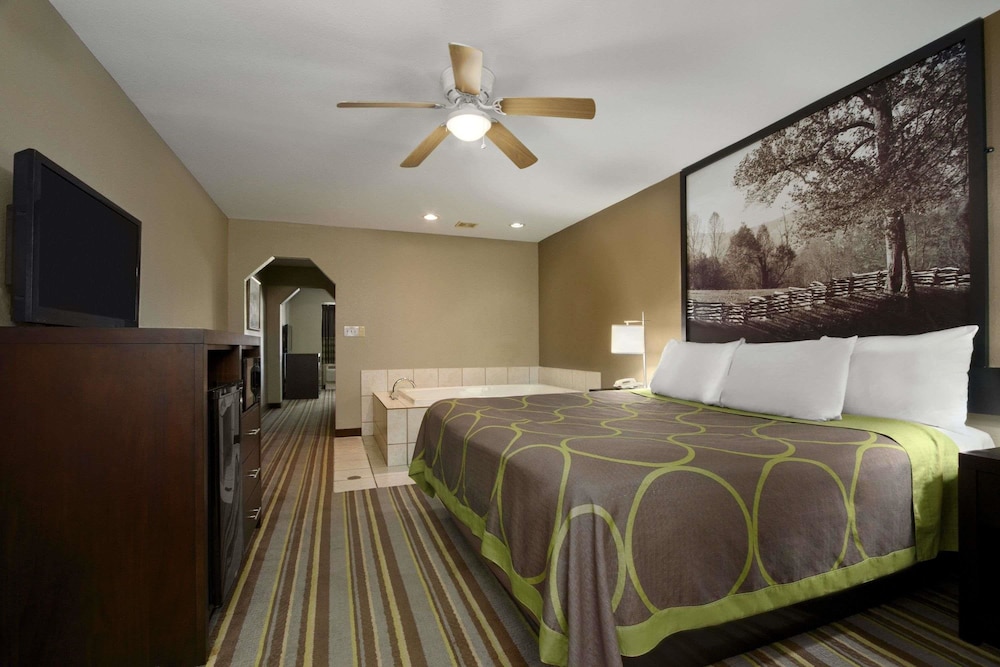 Super 8 by Wyndham Tupelo Airport - photo 4