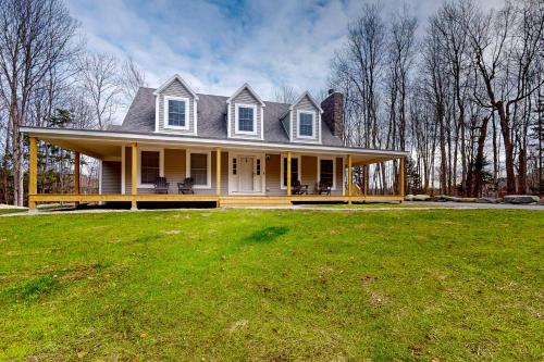 Modern Mountain Homestead in Dover, United States
