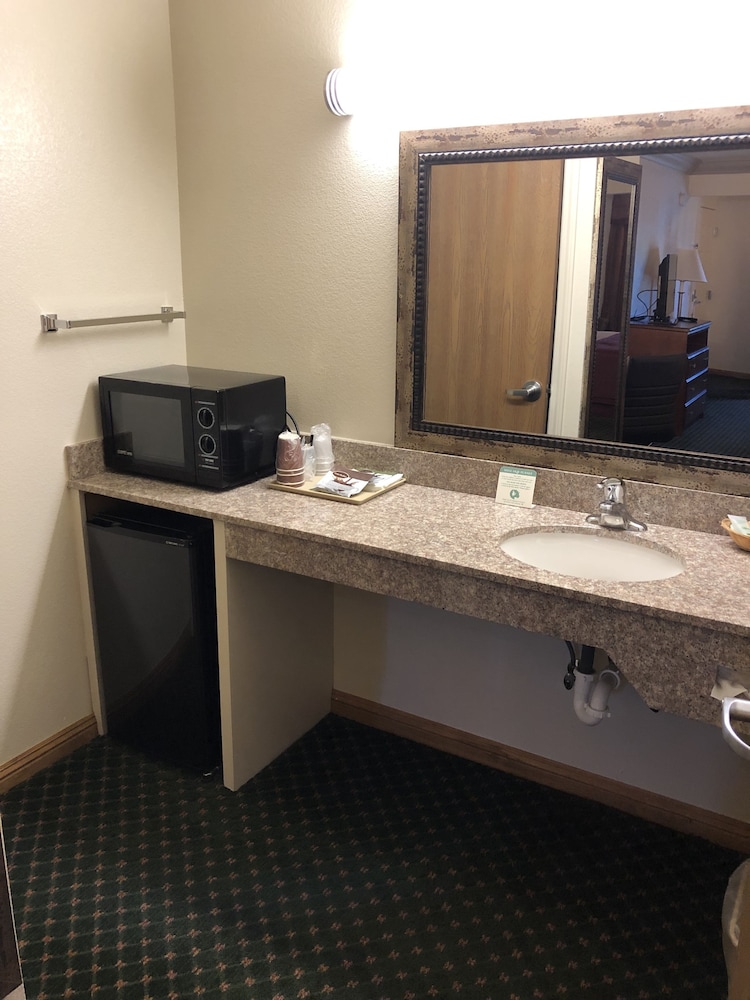 Cloverdale Wine Country Inn & Suites - photo 26