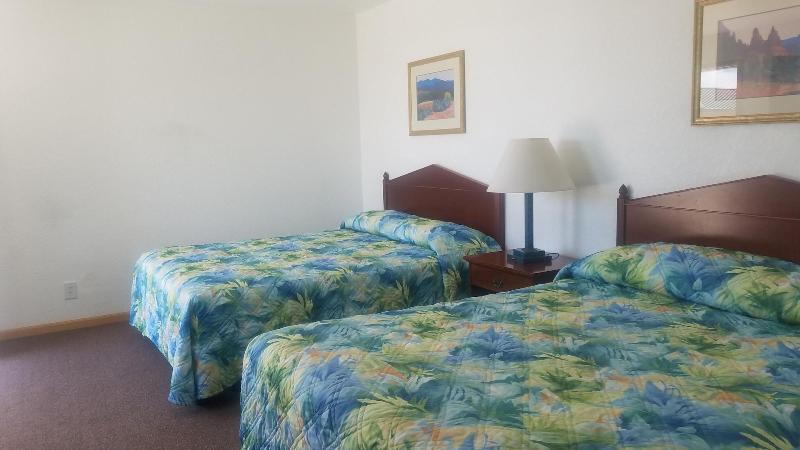 Howard's Motel - photo 8