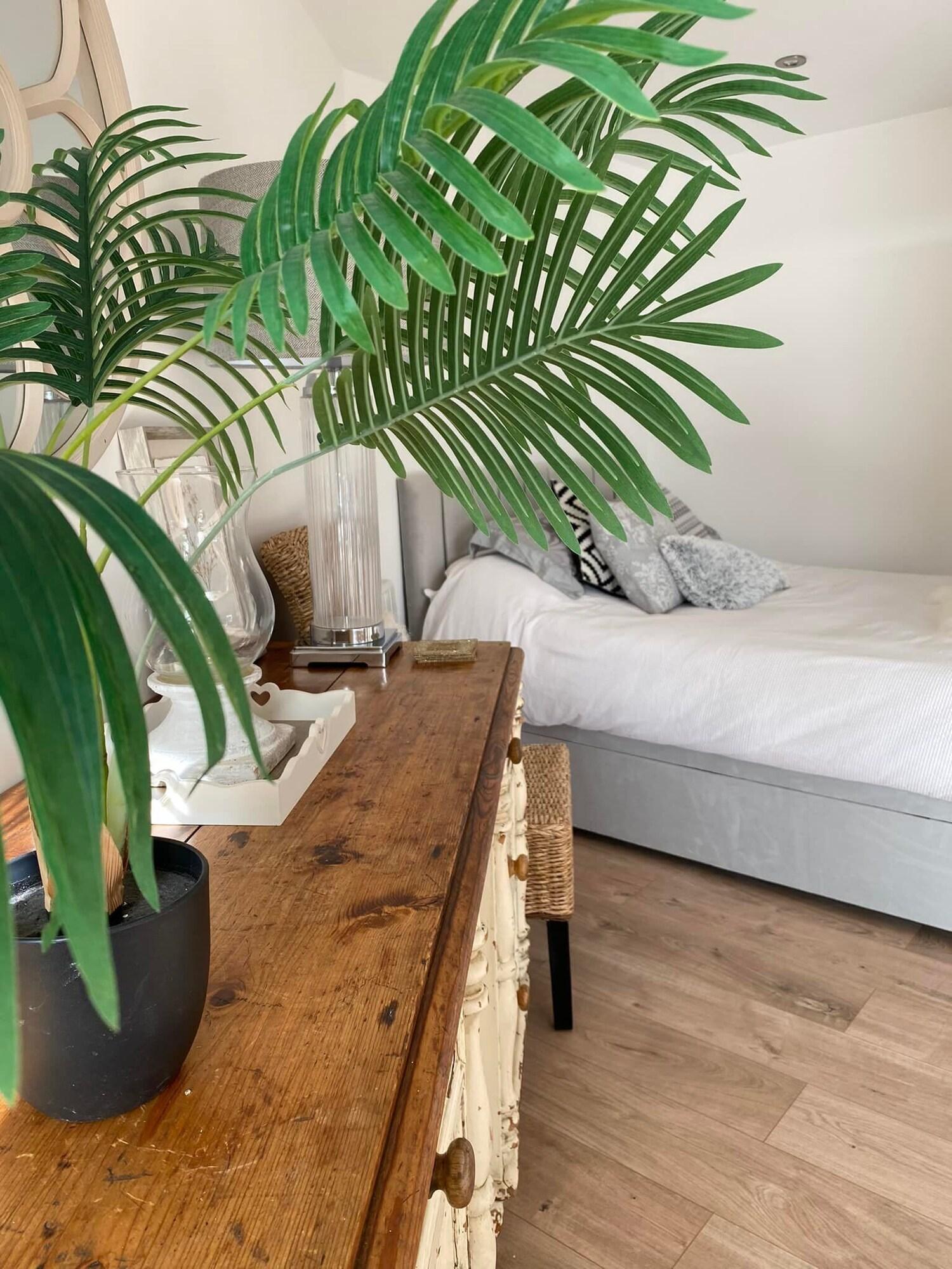 Studio Cabin Retreat with Hot Tub Sea and Downs views in Seaford with own garden — 4-Star Luxury Hotel in Seaford, United Kingdom