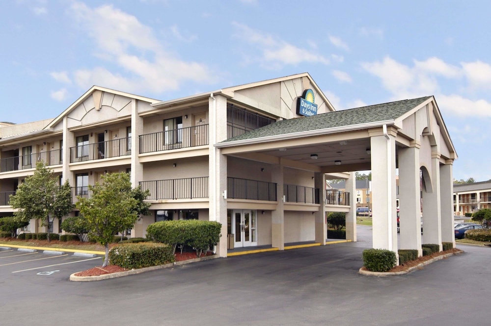 Days Inn & Suites by Wyndham Mobile in Mobile, United States