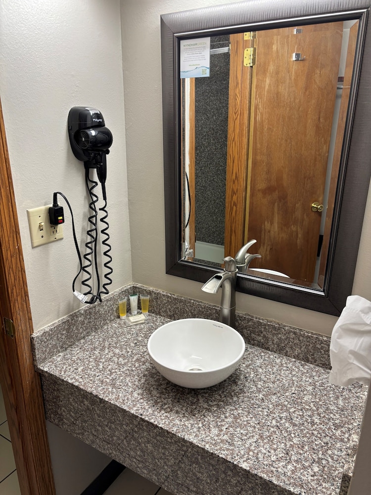Days Inn by Wyndham West Branch Iowa City Area - photo 21