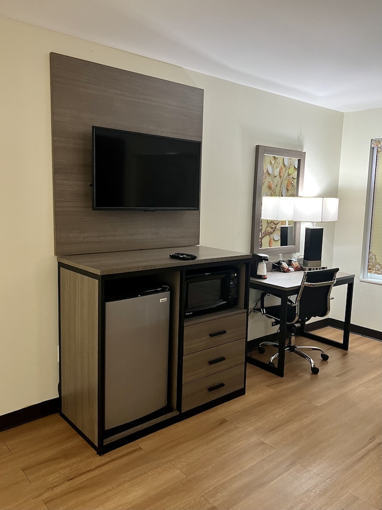 Saffron Inn & Suites - photo 25
