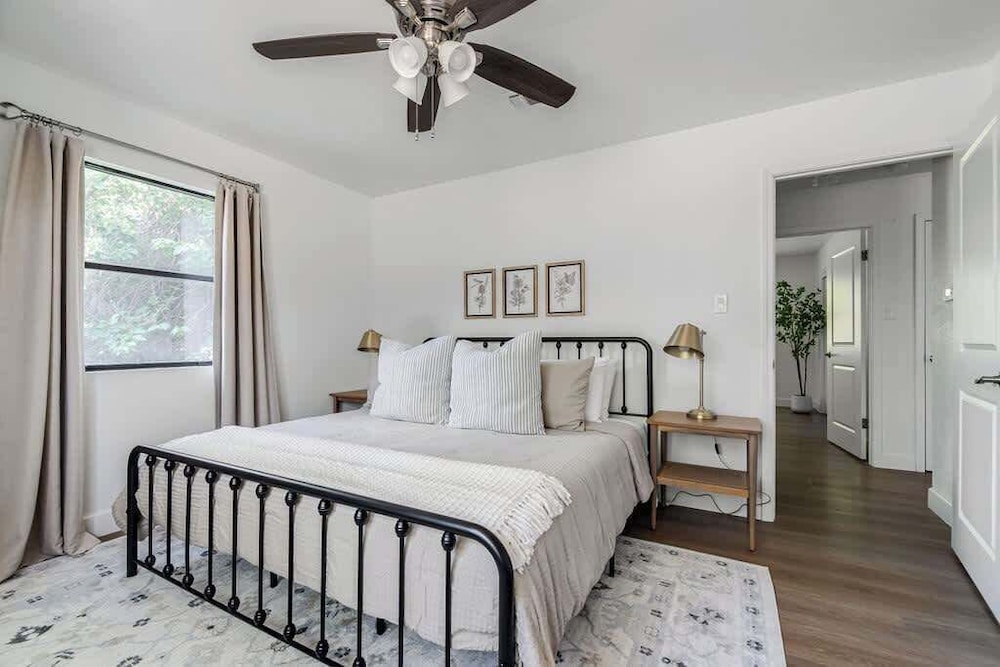 Luxe Poolside Retreat W sauna minutes From Downtown in Fredericksburg, United States