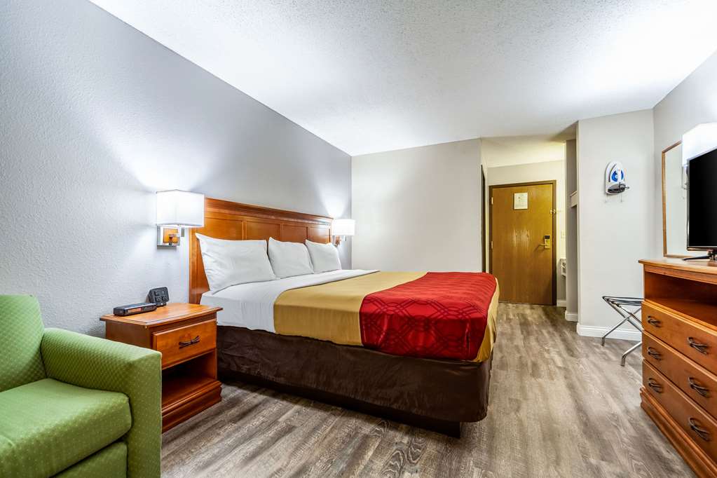 Econo Lodge Lincoln - photo 15