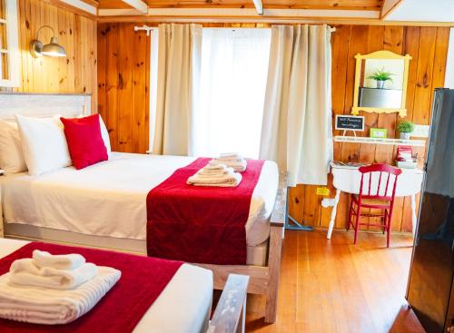 Cottage 4 Queen and Full Beds Child Loft w 2 Twins Private Bath Kitchenette Pets Allowed Fee applies — 4-Star Luxury Hotel in Wolfeboro, United States