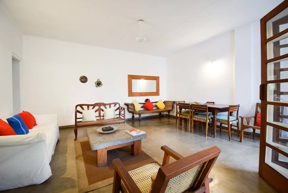 Charming White Room - carbon neutral hotel in Colombo