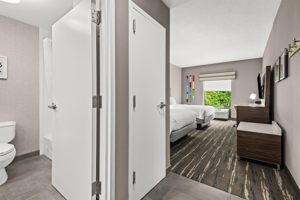 Hampton Inn Elkton - photo 16