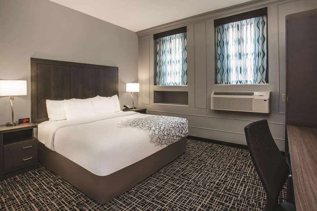 La Quinta Inn & Suites by Wyndham Baltimore Downtown - photo 8