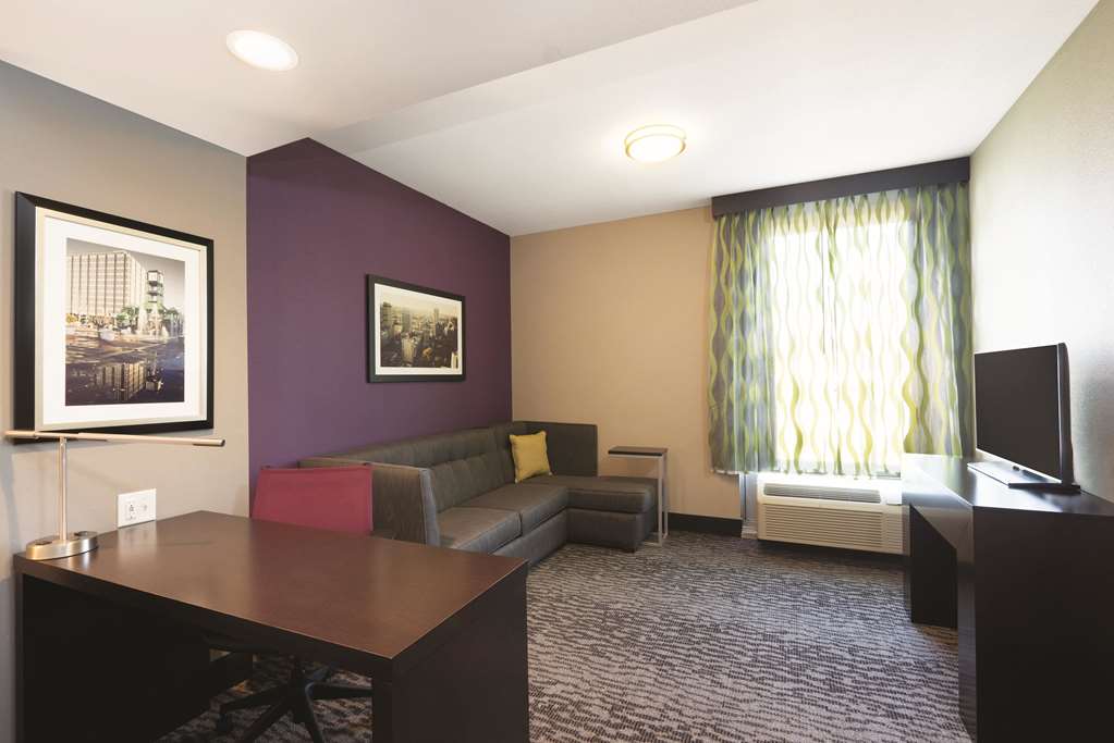 La Quinta Inn & Suites by Wyndham Memphis Downtown - photo 14