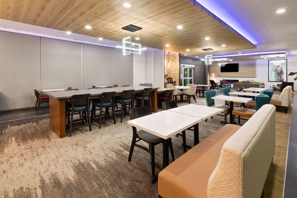 La Quinta Inn & Suites by Wyndham El Paso East Loop 375 - photo 8