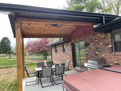 Private 4 Bedroom Home with a hot tub — 4-Star Luxury Hotel in Caseyville, United States