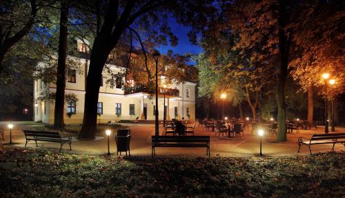 Palac w Rybnej - last minute hotel in Renska Wies