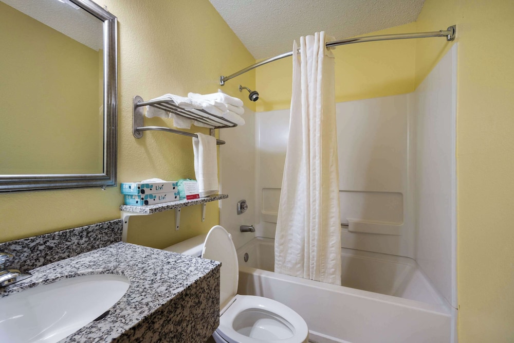 Econo Lodge Spotsylvania Town Center - photo 32