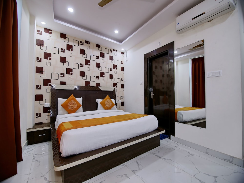 OYO 8764 Hotel Green View Palace — hotel in Noida