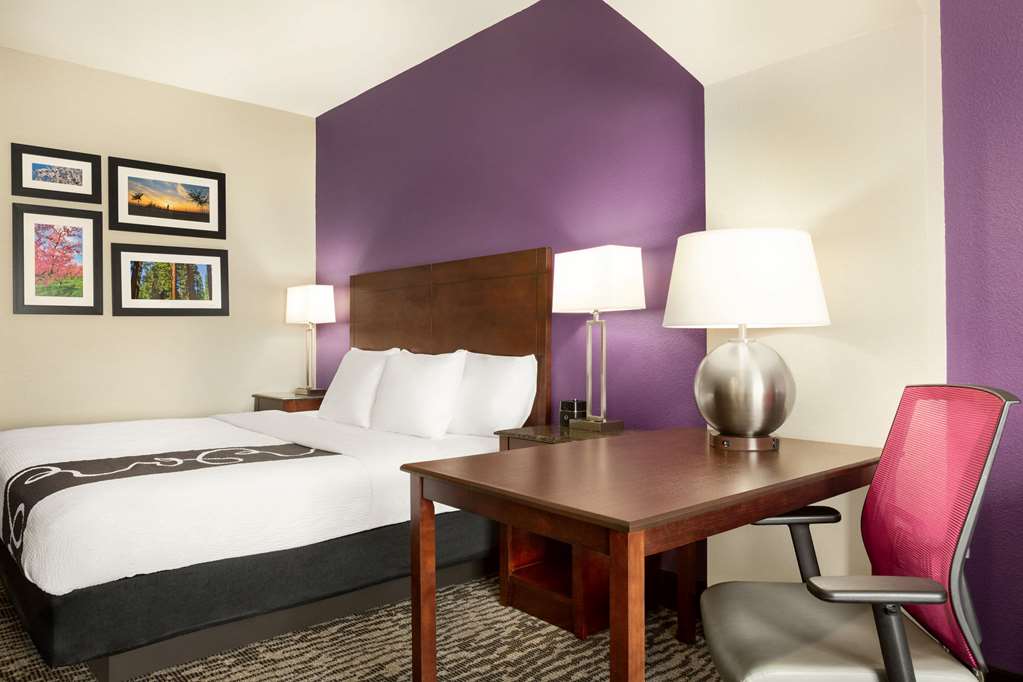 La Quinta Inn & Suites by Wyndham Fresno Northwest - photo 52