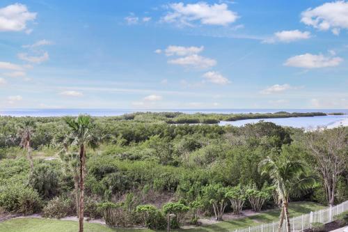Beachfront condo with NW exposure grills and pool — 4-Star Luxury Hotel in Marco Island, United States