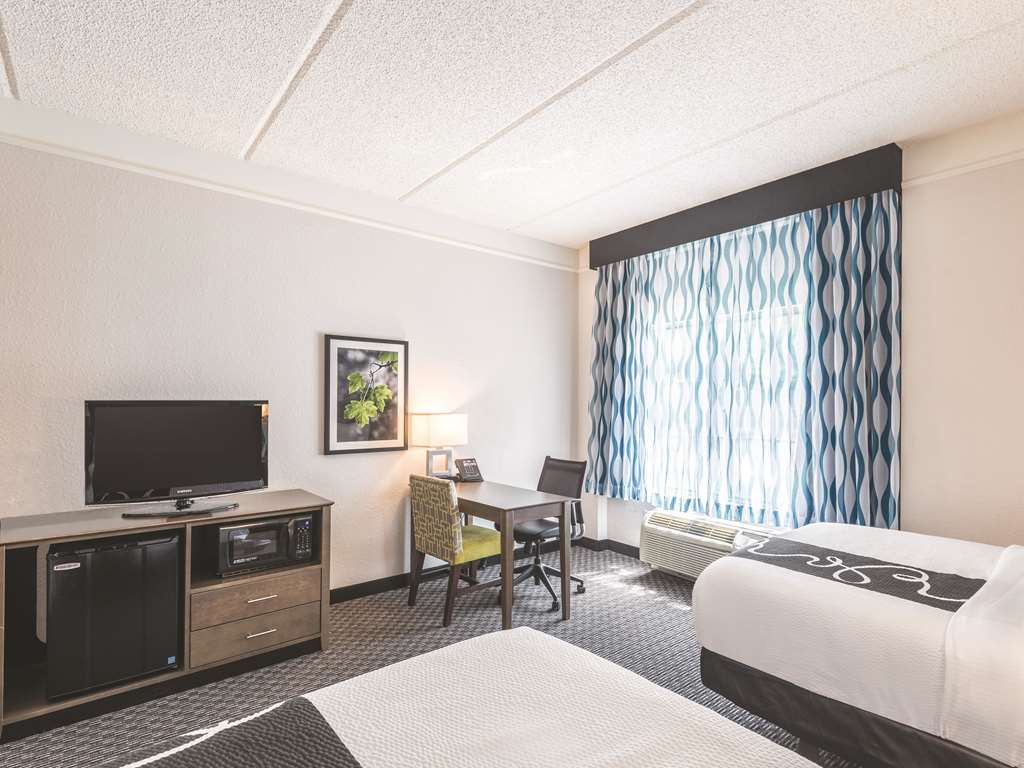 La Quinta Inn & Suites by Wyndham Orlando Lake Mary - photo 17