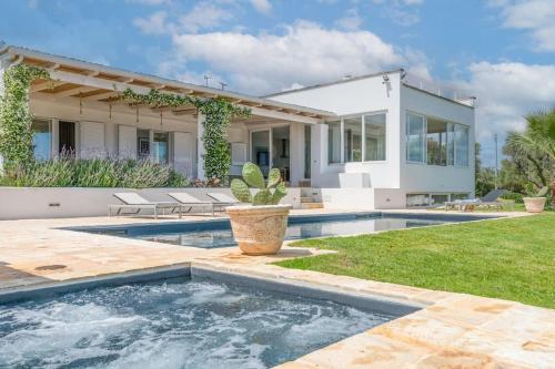 Stunning luxury villa with trullo and sea view — 4-Star Luxury Hotel in Carovigno, Italy