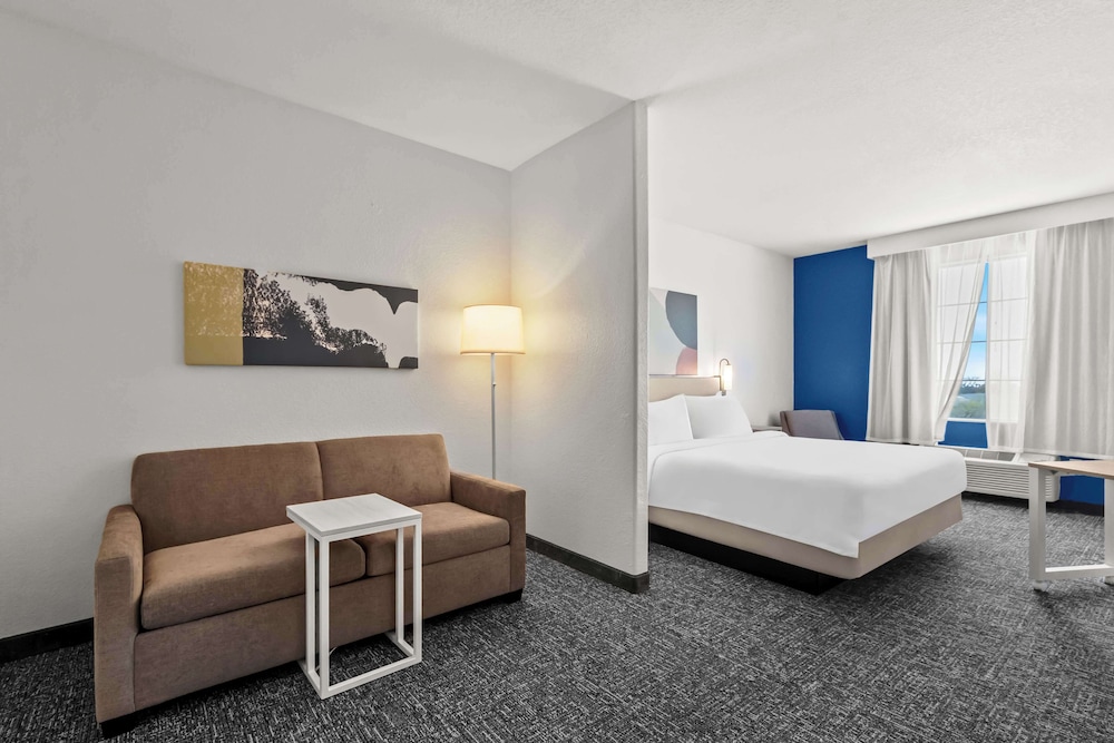 Spark by Hilton Selma - photo 15