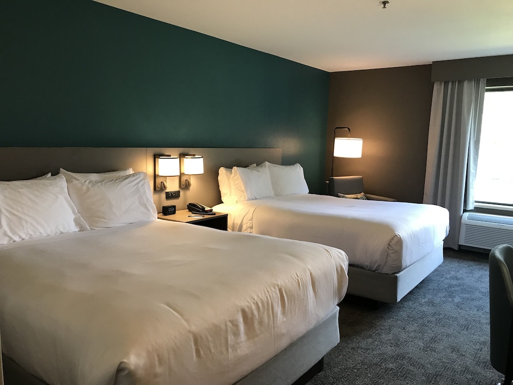 Comfort Inn & Suites NW Milwaukee - photo 12