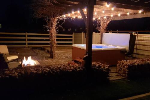 6 King Bedrooms Sleeps 20 8 Rooms Bikes HotTub — 4-Star Luxury Hotel in Lindon, United States