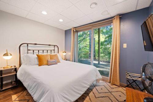 Cozy retreat on private estate with Hot Tub in Lancaster, United States