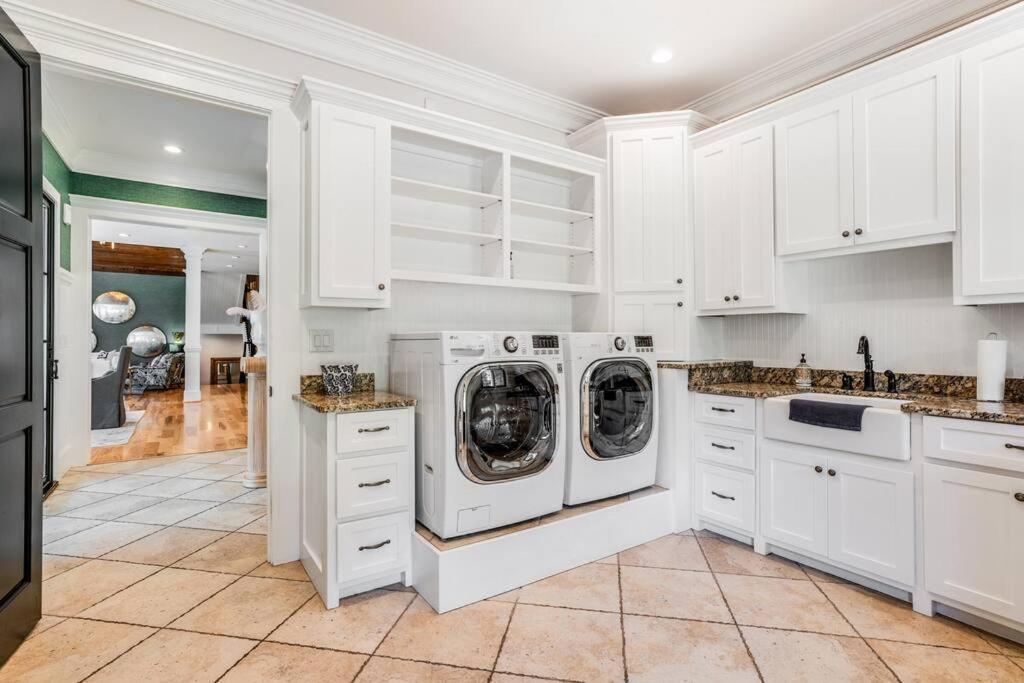 Luxury Mountain Mansion 7BR 8 king beds 10000sf Views Pool Sport Court Gym Sauna Petting Zoo in Blue Ridge, United States