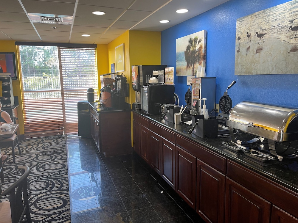Days Inn & Suites by Wyndham Fort Pierce I 95 - photo 16
