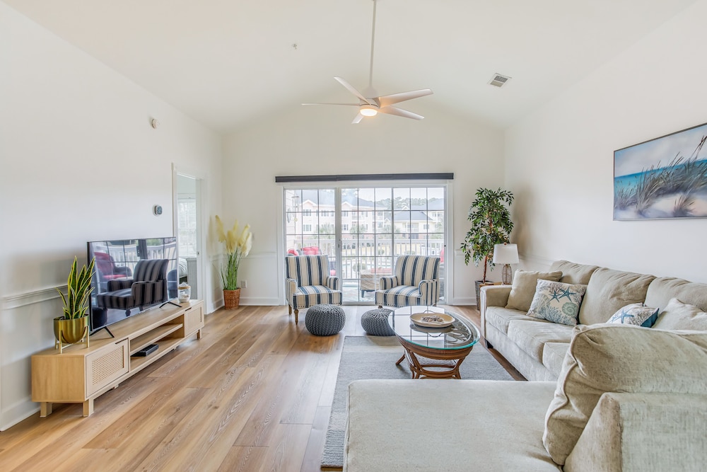 2 Mi to Shore: Myrtle Beach Condo w Pool — 4-Star Luxury Hotel in Myrtle Beach, United States
