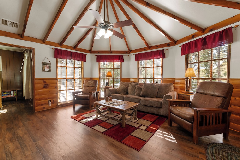 Mountain Xscape Hot Tub Fireplace Deck Barbeque in Big Bear Lake, United States