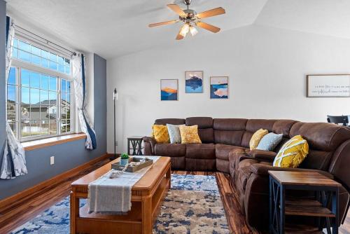Stylish 5 BR LG Fenced Backyard and Playground — 4-Star Luxury Hotel in Summerset, United States