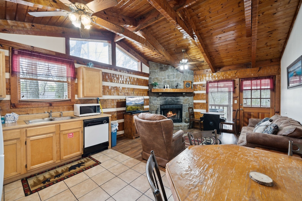 A Lover's Paradise 1 Bedroom Cabin Heavenly Views Resort - photo 7